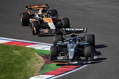 Oscar Piastri hinter George Russell