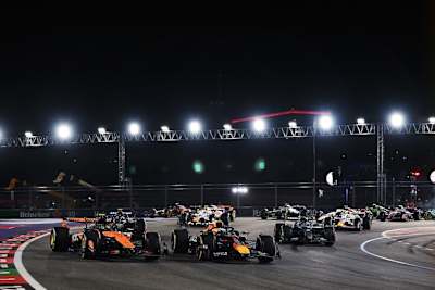 Max Verstappen geht an Lando Norris vorbei