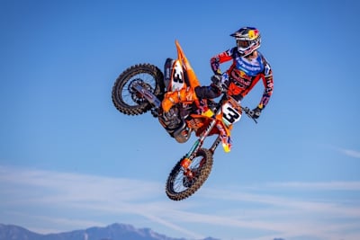 KTM SX-F Factory Editions 2026: Schöner fliegen