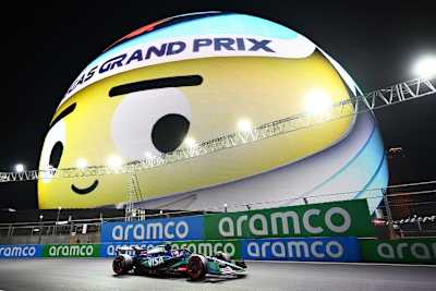 The Sphere guckt aufmerksam zu