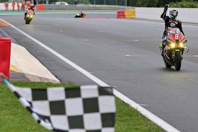 Jan Bühn bei der Zieldurchfahrt in Spa: Superstock-Sieg für BMW