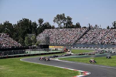 Durcheinander kurz nach dem Start zum Grossen Preis von Mexiko