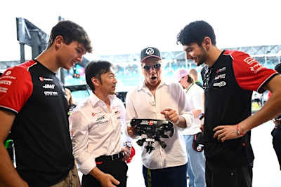 Oliver Bearman, Ayao Komatsu, Jon Bon Jovi und Esteban Ocon