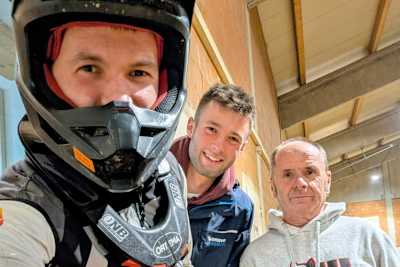 Dominik Werkstetter, Bruder Patrick und Mechaniker Klaus beim Training in der MX-Halle