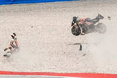 Brad Binder verursachte bei seinem Crash in Kurve 7 viel Schrott