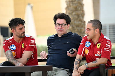 Mattia Binotto mit zwei Fachkräften Von Ferrari