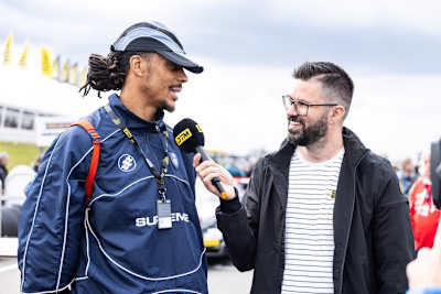 Tobi Schimon, hier mit Basketball-Bundesligaspieler Kevin Yebo, wird neuer Kommentator der DTM auf ProSieben