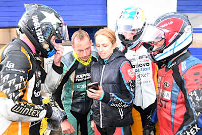 Tim Reeves, Ferry Segers, Ilse de Haas, Patrick Werkstetter und Pekka Päivärinta studieren die Zeitentabelle