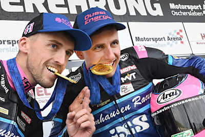 Harry Payne (li.) und Kevin Rouseau beim obligatorischen Biss in die WM-Medaille