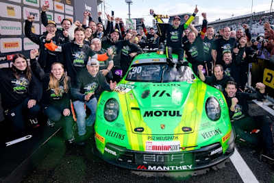 Ayhancan Güven jubelt mit seinem Team