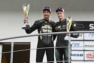 Das Lächeln auf dem Siegespodest muss Lucas (rechts neben Markus Schlosser) Krieg noch üben