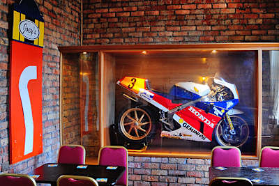 Dunlops Honda RC30 war jehrelang in Joeys Bar zu bewundern