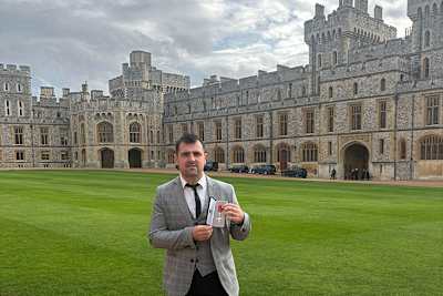 Ein sichtlich stolzer Michael Dunlop mit seinem MBE-Orden