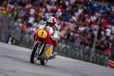 Giacomo Agostini auf der 350er-MV Agusta bei der Legenden-Parade in Spielberg