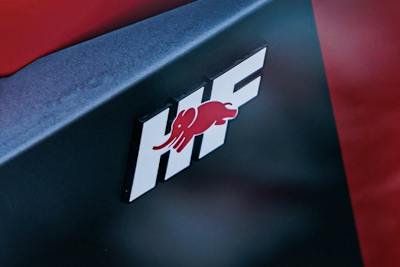 Das berühmte Logo für sportliche Lancia-Autos mit dem laufenden Elefanten und dem HF-Kürzel für "High Fidelity"
