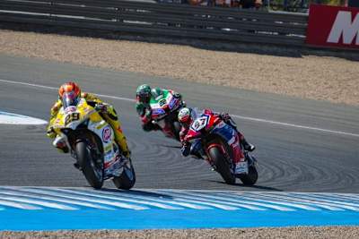 Xavi Vierge im Sandwich von Andrea Iannone und Alex Lowes