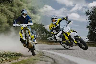 Husqvarna 701 Enduro (links) und 701 Supermoto in Action - auf einem Bild