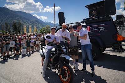 Gern und oft gesehener Gast bei den Kinigadners: Ski-Weltmeister Raphael Haaser (li.)