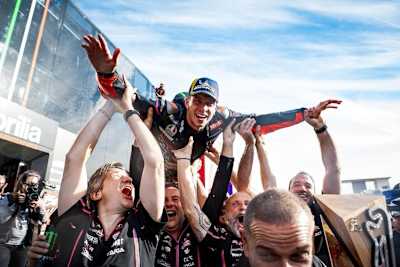 Aprilia-Racing-Boss Rivola (li.) feiert den GP-Sieger Marco Bezzechi