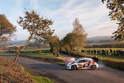 Asphaltprüfungen in idylischen Landschaften prägen die Dreiländerrallye