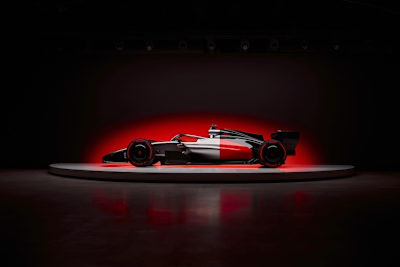 Der Audi-Renner R26 wird in den Farben Titanium, Carbon-Schwarz und dem neu vorgestellten Audi-Rot glänzen