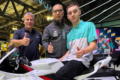 Teamchef Paul Tobin, Kove-Manager Wang Zhen und Benat Fernandez (v.l.)