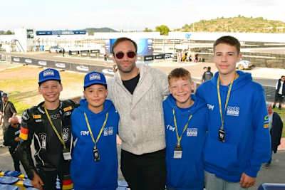 In Valencia (v.l.): Ben Warzecha, Paul Weinhold, MotoGP-Pilot Johann Zarco, Ole Säuberlich und Jason Rudolph