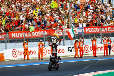 Ein Mann und ein Holzbein: Bezzecchi feierte seinen ersten Sprint-Sieg als Aprilia-Pilot