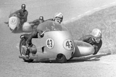 Florian Camathias mit Roland Föll auf dem Sachsenring 1960