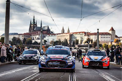 Zahlreiche Fans begleiteten den Rallyecorso durch die Hauptstadt Prag