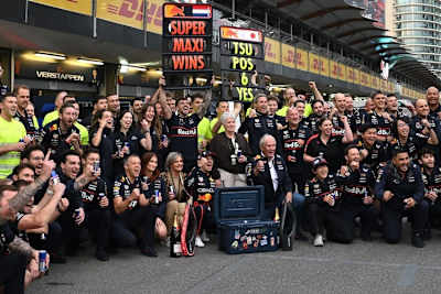 Dr. Helmut Marko (mittig unten) feierte mit Fahrern und Team den Sieg von Max Verstappen