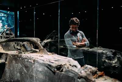 Ein Ausstellungsstück, das unter die Haut geht: Zu sehen ist auch das, was von Romain Grosjeans Haas-Renner nach dessen Feuer-Unfall von 2021 übrigblieb