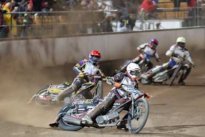 Jan Kvech (weißer Helm) auf dem Weg zum Sieg