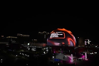Die leuchtende Kugel «Sphere» ist der wohl auffälligste Teil des Lichtermeers rund um die Rennstrecke in Las Vegas