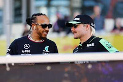 Früher Teamkollegen, heute Kumpel: Lewis Hamilton und Valtteri Bottas in Abu Dhabi 2024. Für Hamilton war es sein letztes Rennen für Mercedes, für Bottas das letzte mit Sauber