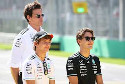 Toto Wolff mit seinen Fahrern Antonelli (l.) und Russell in Monza