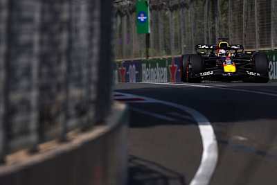 Max Verstappen in den Straßenschluchten von Baku, wo die Wände immer nah sind