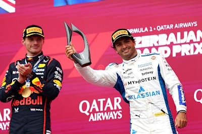 Carlos Sainz mit Sieger Verstappen in Baku