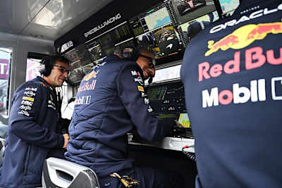 Pierre Waché (l.) am Red Bull Racing-Kommandostand neben Teamchef Laurent Mekies