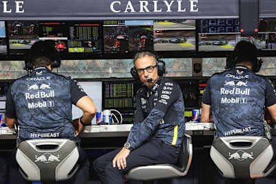 Red Bull Racing-Teamchef Laurent Mekies am Kommandostand
