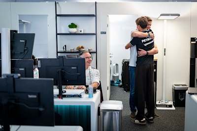 Toto Wolff und George Russell nach dem Singapur-Sieg