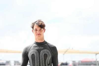 Outfit des Wochenendes: Oliver Bearman mit der sogenannten Kühlweste, die den Oberkörper der Fahrer unterm Rennanzug kühlt