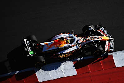 Isack Hadjar in seinem Racing Bulls-Boliden (mit Sonderlackierung)