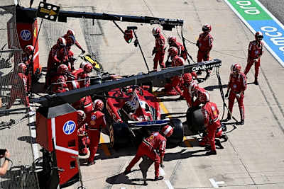 Charles Leclerc beim Boxenstopp