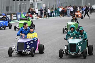 Franco Colapinto (mit Pierre Gasly) und Lance Stroll (mit Fernando Alonso) bei der Fahrerparade vor dem Rennen in Interlagos