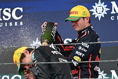 Max Verstappen und Kimi Antonelli auf dem Podium in Interlagos