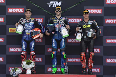 Alberto Surro (re) gemeinsam mit Can Öncü (li) und Stefano Manzi (mi) auf dem Podium