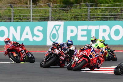 Noch liegt Luca Marini (#10) vor dem späteren Sieger Bezzecchi (#72) – Marc Marquez biegt in die Long-Lap ab