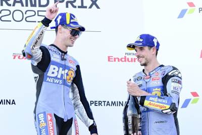 Alex Marquez freut sich mit Sieger Fermin Aldeguer