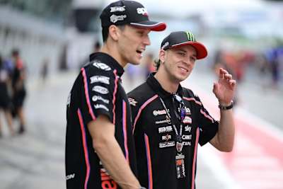 Marco Bezzecchi (re.) in Sepang mit Ersatz-Teamkollege Lorenzo Savadori